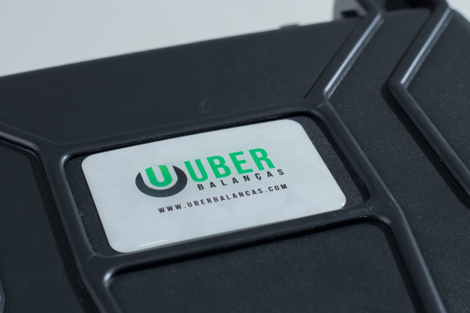 Indicador de peso Uber Ultra em seu case anti-shock, pronto para ser ligado a células de carga avulsas