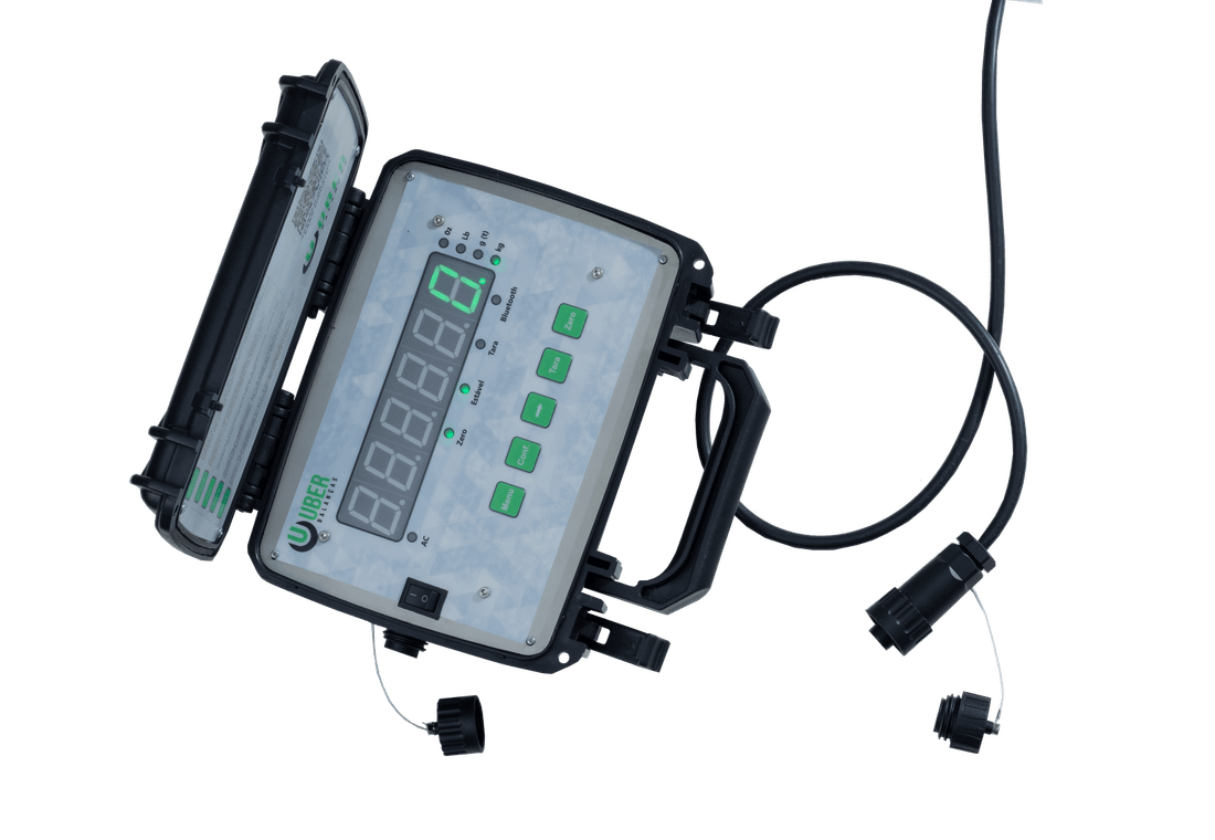 Indicador de peso Uber Ultra com display LED em maleta aberta, mostrando os conectores blindados do cabo do conversor
