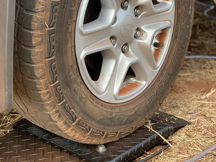 Pneu de veículo pesando sobre a plataforma da balança de sapata móvel Uber no campo