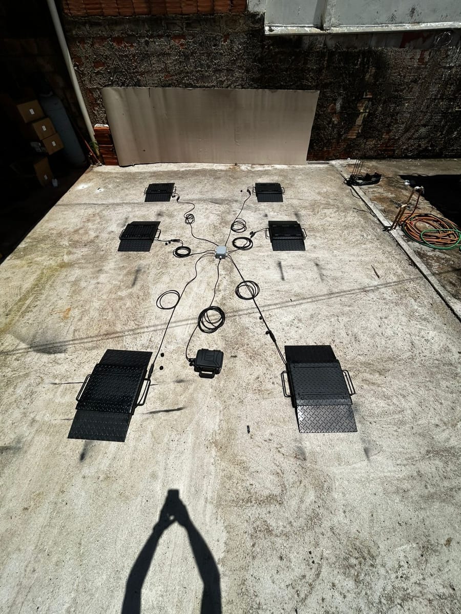 Conjunto de plataformas da balança de sapata montado no piso, ligado à caixa de junção central por cabos